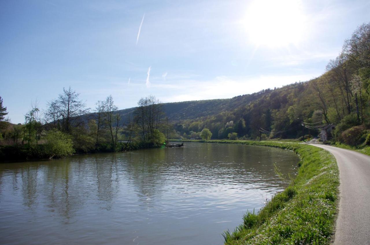 Le Doux Rivage, proche de Charleville, jardin et accès à la voie verte Joigny-sur-Meuse Extérieur photo